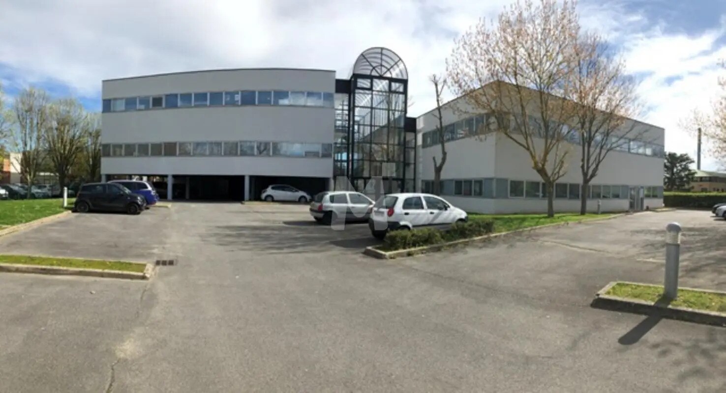 Office in Évry-Courcouronnes for lease Building Photo- Image 1 of 12