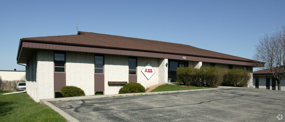 711 N Lynndale Dr, Appleton, WI for lease - Primary Photo - Image 1 of 2