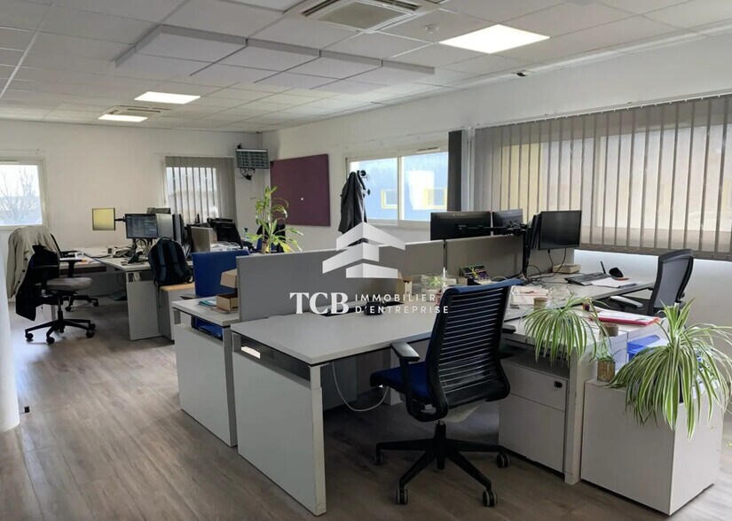 Office in Bouguenais for lease - Interior Photo - Image 2 of 11