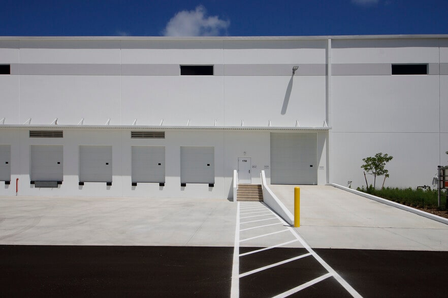1700 Eller Dr, Fort Lauderdale, FL for lease - Building Photo - Image 3 of 8