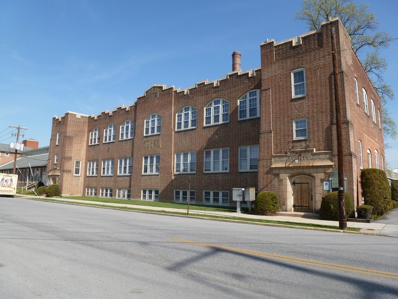 401 E Louther St, Carlisle, PA for lease - Building Photo - Image 3 of 4