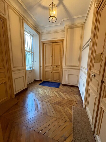 Office in Paris for lease - Interior Photo - Image 3 of 6