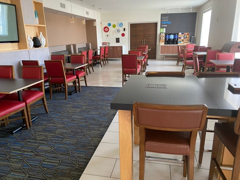 43719 17th St W, Lancaster, CA for sale - Interior Photo - Image 3 of 21