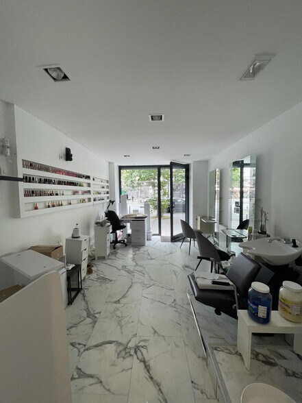 Retail in Paris for lease - Interior Photo - Image 2 of 8