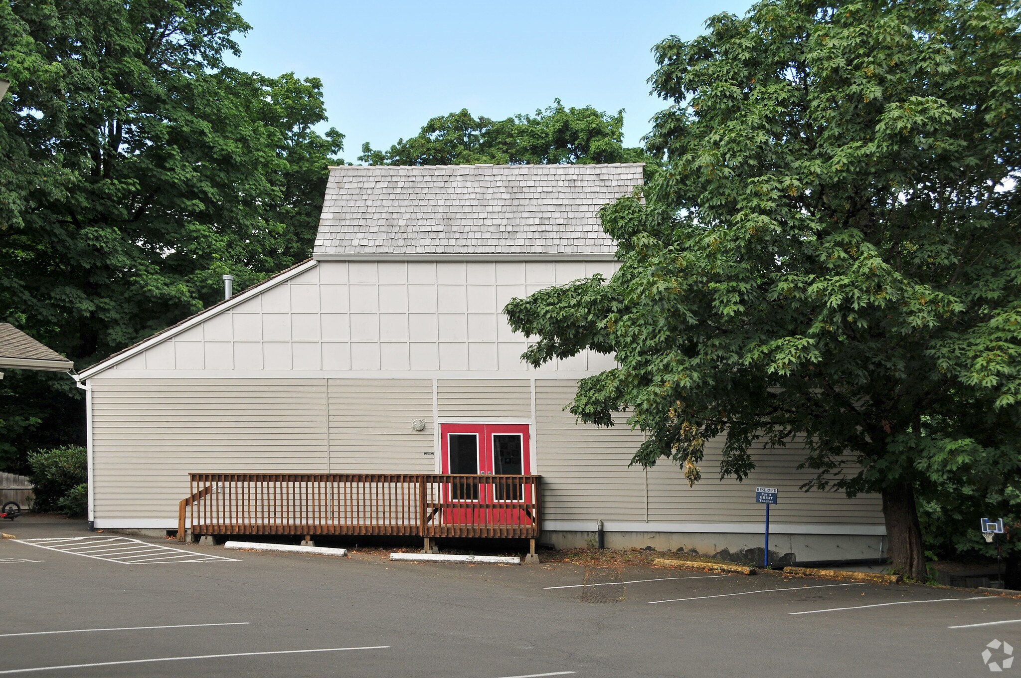 2 Touchstone, Lake Oswego, OR for sale Primary Photo- Image 1 of 1