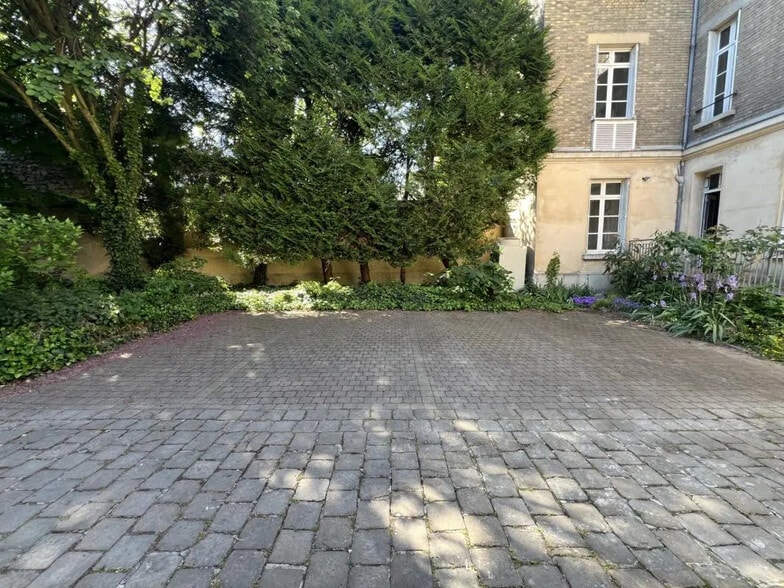 Office in Reims for lease - Building Photo - Image 2 of 9