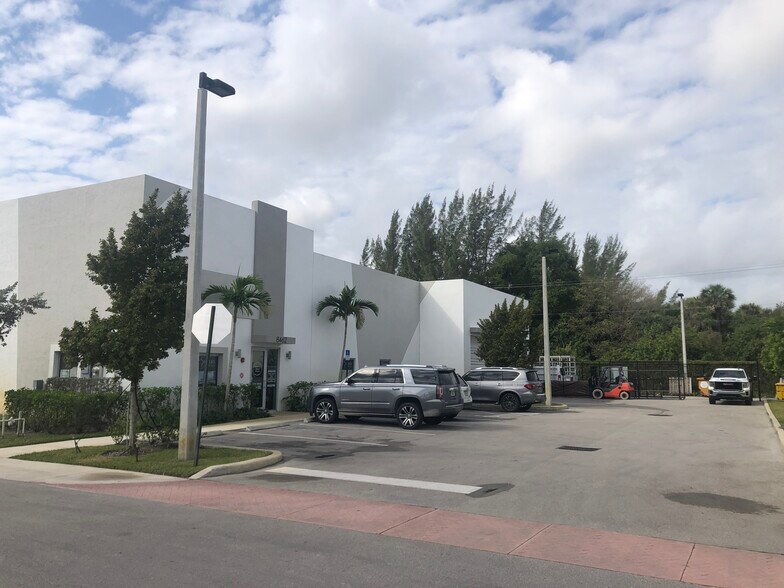 8462 Belvedere Rd, West Palm Beach, FL 33411