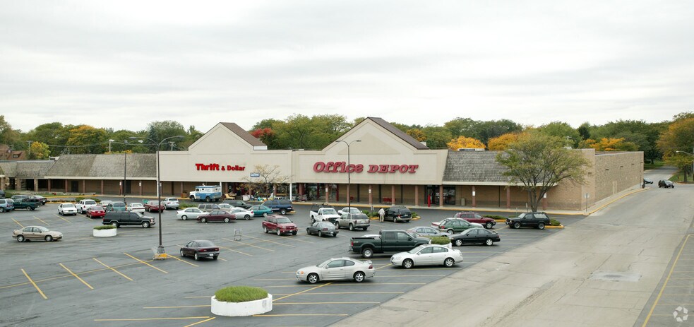 900 N Lake St, Aurora, IL for lease - Building Photo - Image 3 of 9