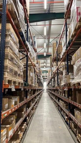 Industrial in Bruz for lease - Building Photo - Image 3 of 6