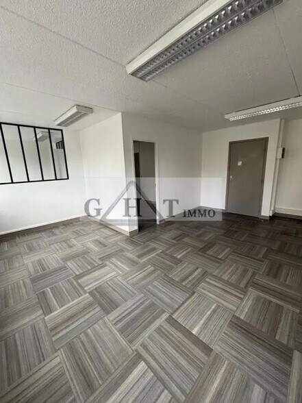 Office in Ivry-sur-Seine for lease - Interior Photo - Image 2 of 4