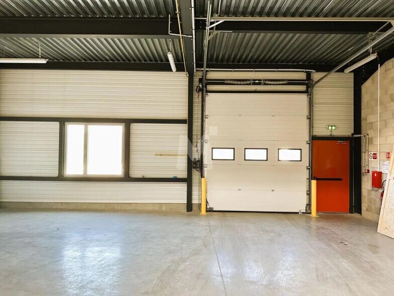 Office in Villebon-sur-Yvette for lease - Interior Photo - Image 3 of 12