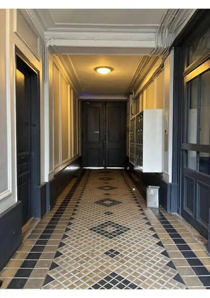 Office in Paris for lease - Building Photo - Image 2 of 10