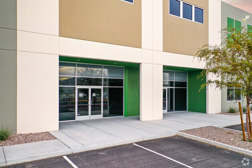 3475 N Las Vegas Blvd, Las Vegas, NV for lease - Building Photo - Image 2 of 4