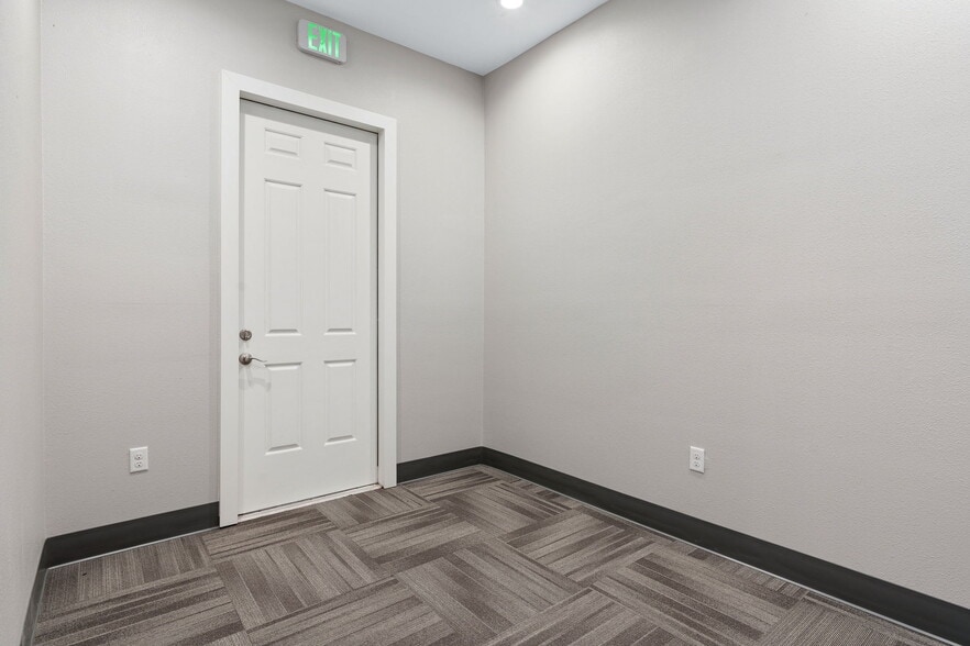 8212 Liberty Grove Rd, Rowlett, TX for sale - Interior Photo - Image 3 of 32