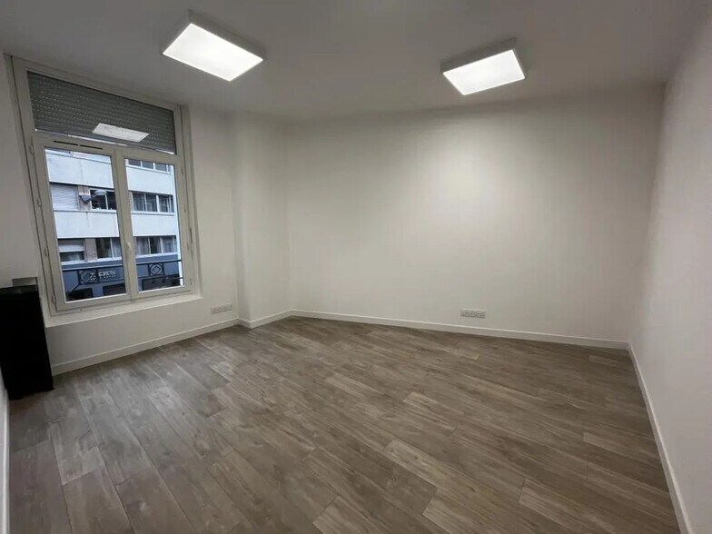 Office in Amiens for lease - Interior Photo - Image 2 of 7