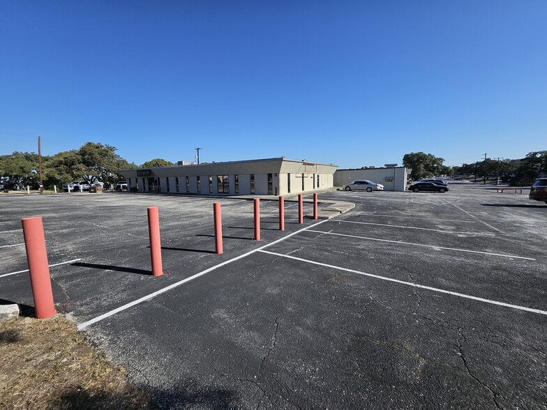 307 W Rhapsody Dr, San Antonio, TX for lease - Building Photo - Image 2 of 12