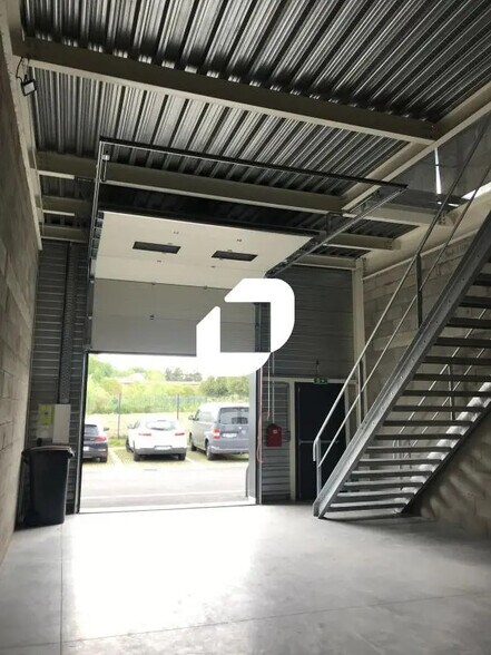 Flex in Neuilly-Plaisance for lease - Interior Photo - Image 2 of 5