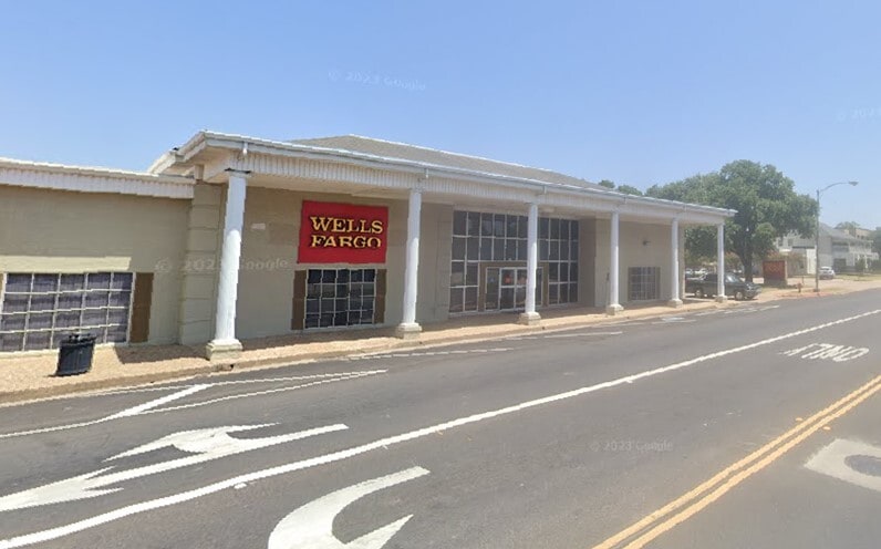 305 E Washington Ave, Navasota, TX for sale - Building Photo - Image 2 of 3