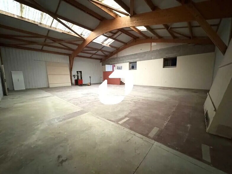 Office in Jouars-Pontchartrain for lease - Building Photo - Image 2 of 24