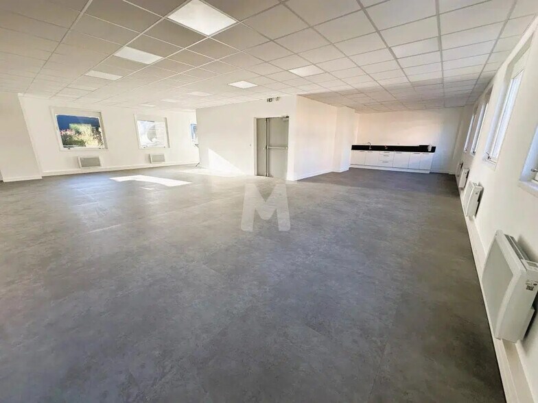 Office in Verrières-le-Buisson for lease - Building Photo - Image 3 of 11