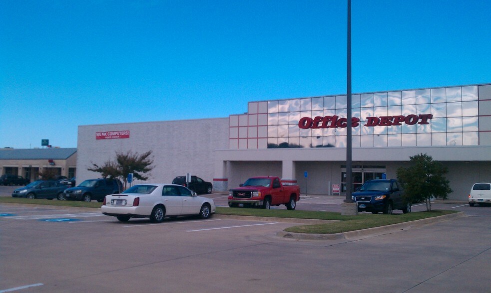 2324 San Jacinto Blvd, Denton, TX for lease - Building Photo - Image 3 of 12