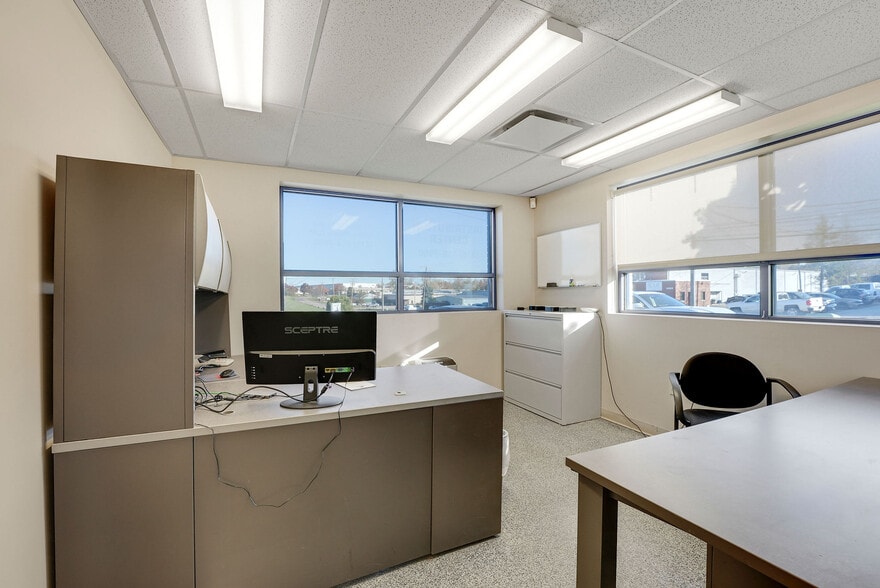 4894 Neo Pky, Garfield Heights, OH for sale - Interior Photo - Image 2 of 11