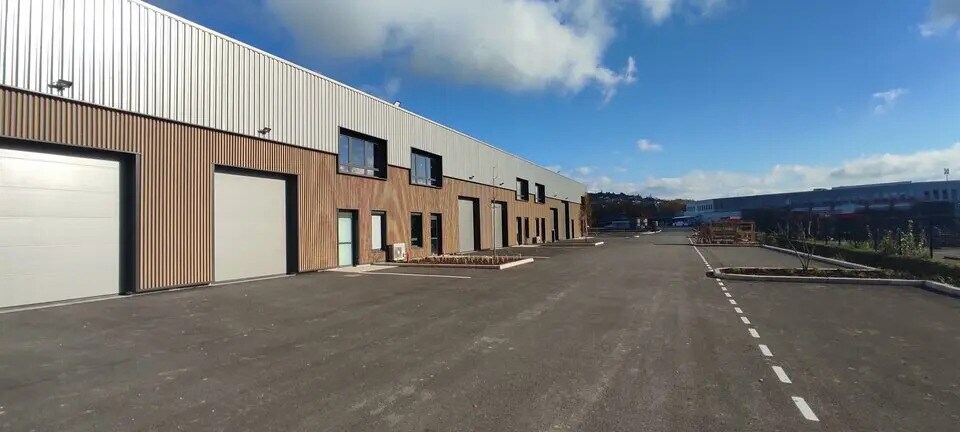 Flex in Bourgoin-Jallieu for sale - Building Photo - Image 3 of 33