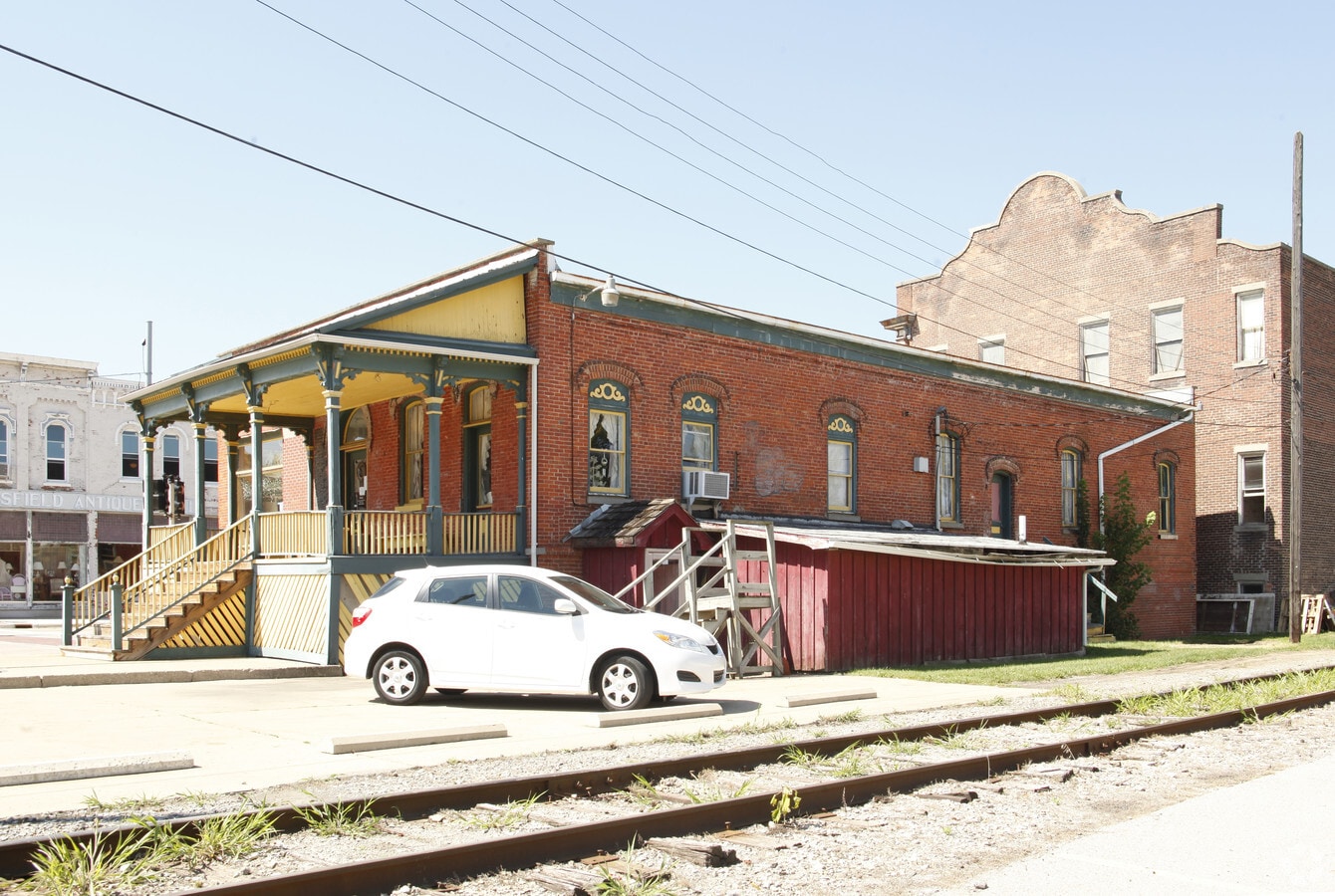 102 W Adrian St, Blissfield, MI 49228