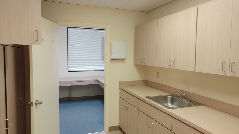 4100 Center Pointe Dr, Fort Myers, FL for sale - Building Photo - Image 3 of 17