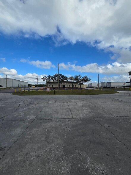 8812 Industrial Dr, Temple Terrace, FL for lease - Building Photo - Image 2 of 5