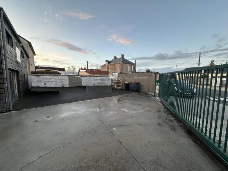 Industrial in Dammarie for lease - Building Photo - Image 3 of 13