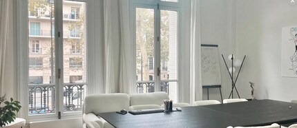 Office in Paris for lease Interior Photo- Image 1 of 3