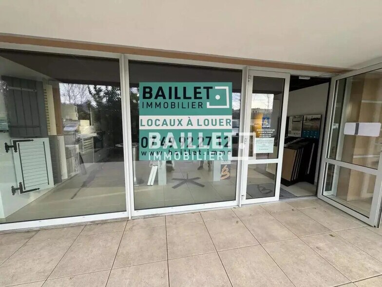 Retail in Mandelieu-la-Napoule for lease - Building Photo - Image 2 of 12