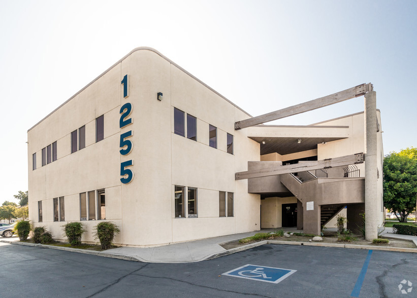 1255 E Highland Ave, San Bernardino, CA for lease - Primary Photo - Image 1 of 5