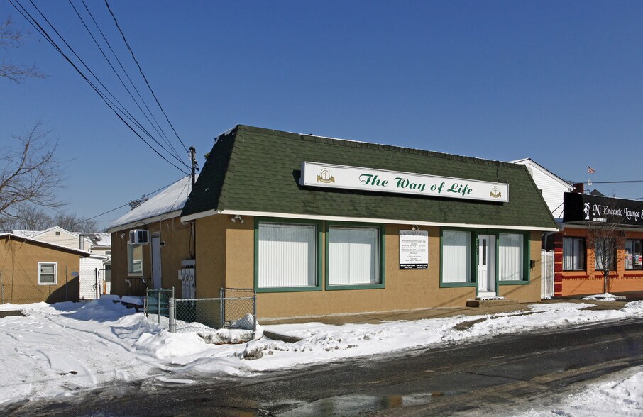 107 W Sunrise Hwy, Lindenhurst, NY for sale - Primary Photo - Image 1 of 1