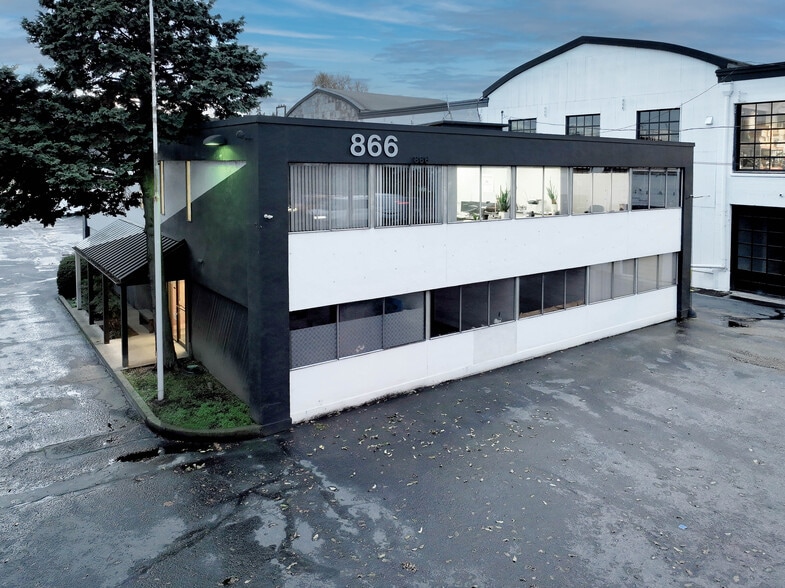866-900 N Columbia Blvd, Portland, OR for sale - Building Photo - Image 2 of 6