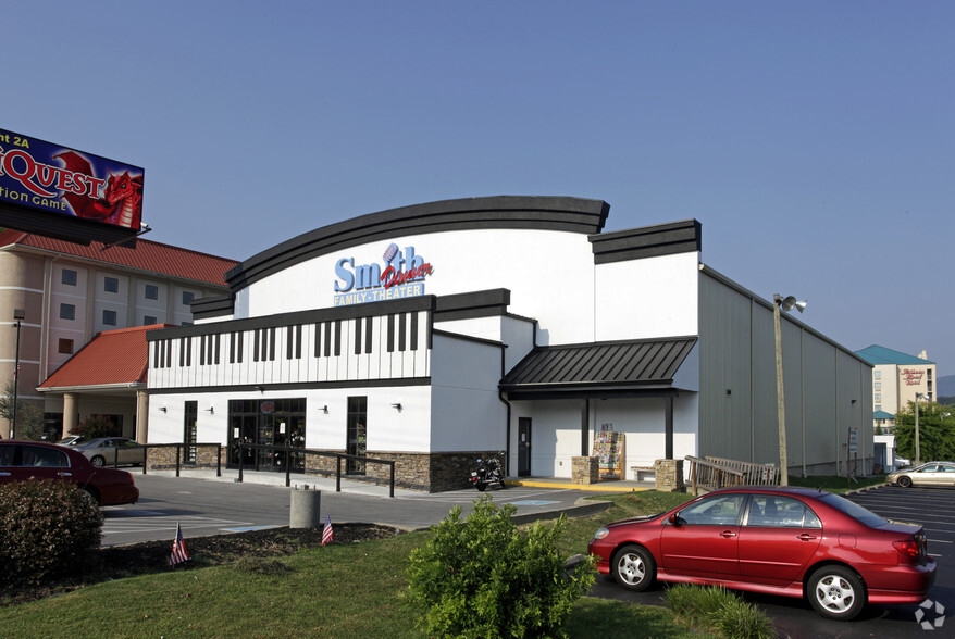 2330 Parkway, Pigeon Forge, TN for lease - Primary Photo - Image 1 of 2