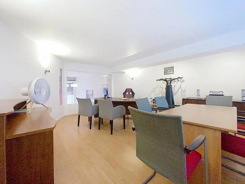 Retail in Paris for sale - Interior Photo - Image 3 of 4