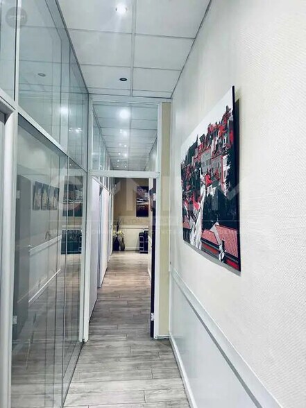 Office in Lyon for lease - Interior Photo - Image 2 of 8