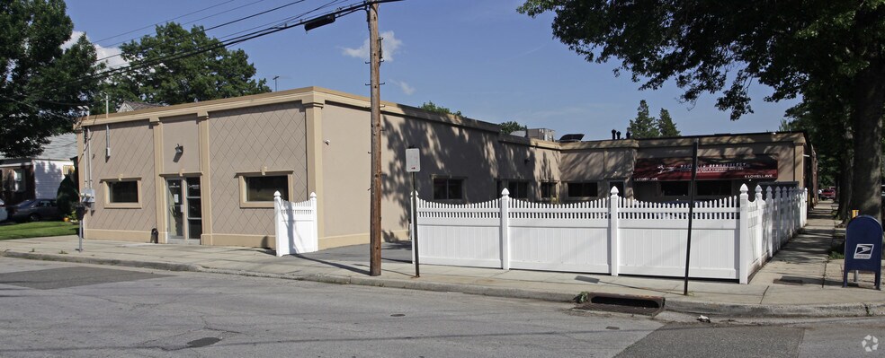 6 Lowell Ave, New Hyde Park, NY for sale - Primary Photo - Image 1 of 1