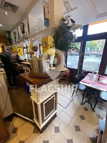 Retail in Paris for lease - Interior Photo - Image 1 of 9