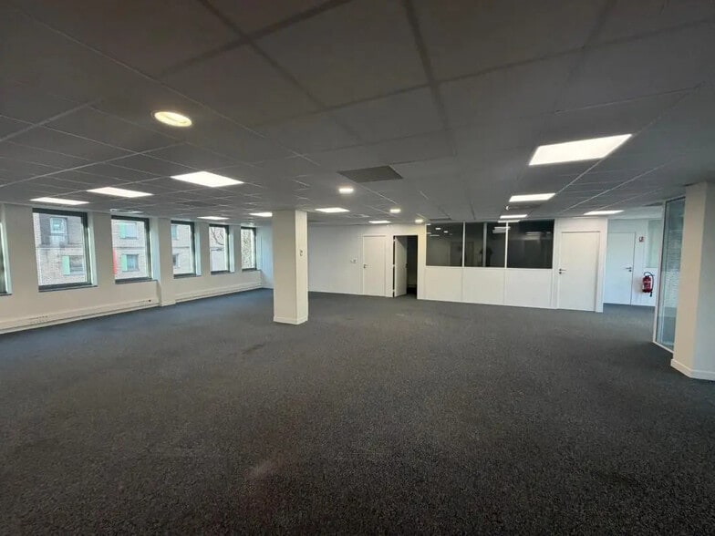 Office in Clichy for lease - Building Photo - Image 1 of 4