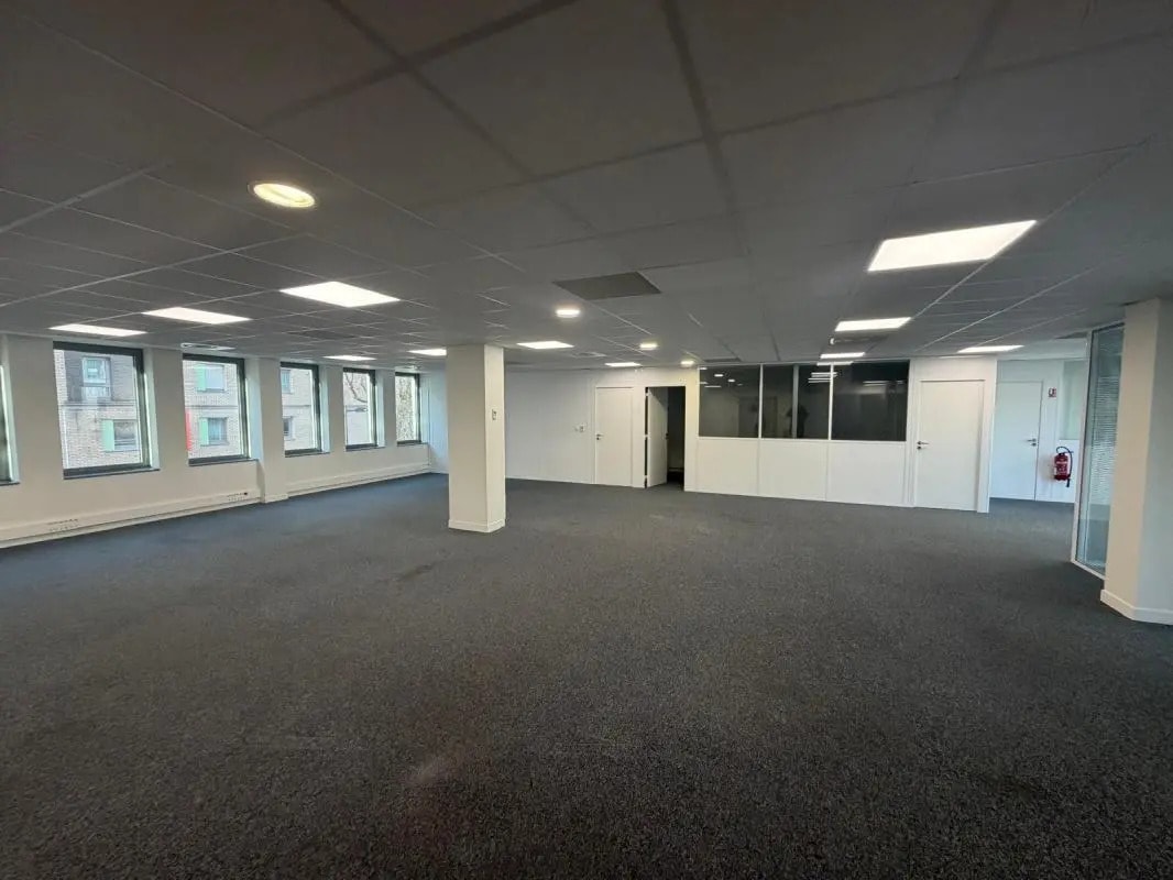 Office in Clichy for lease Building Photo- Image 1 of 5