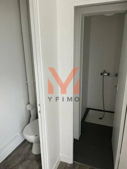 Flex in Coignières for lease - Interior Photo - Image 3 of 5