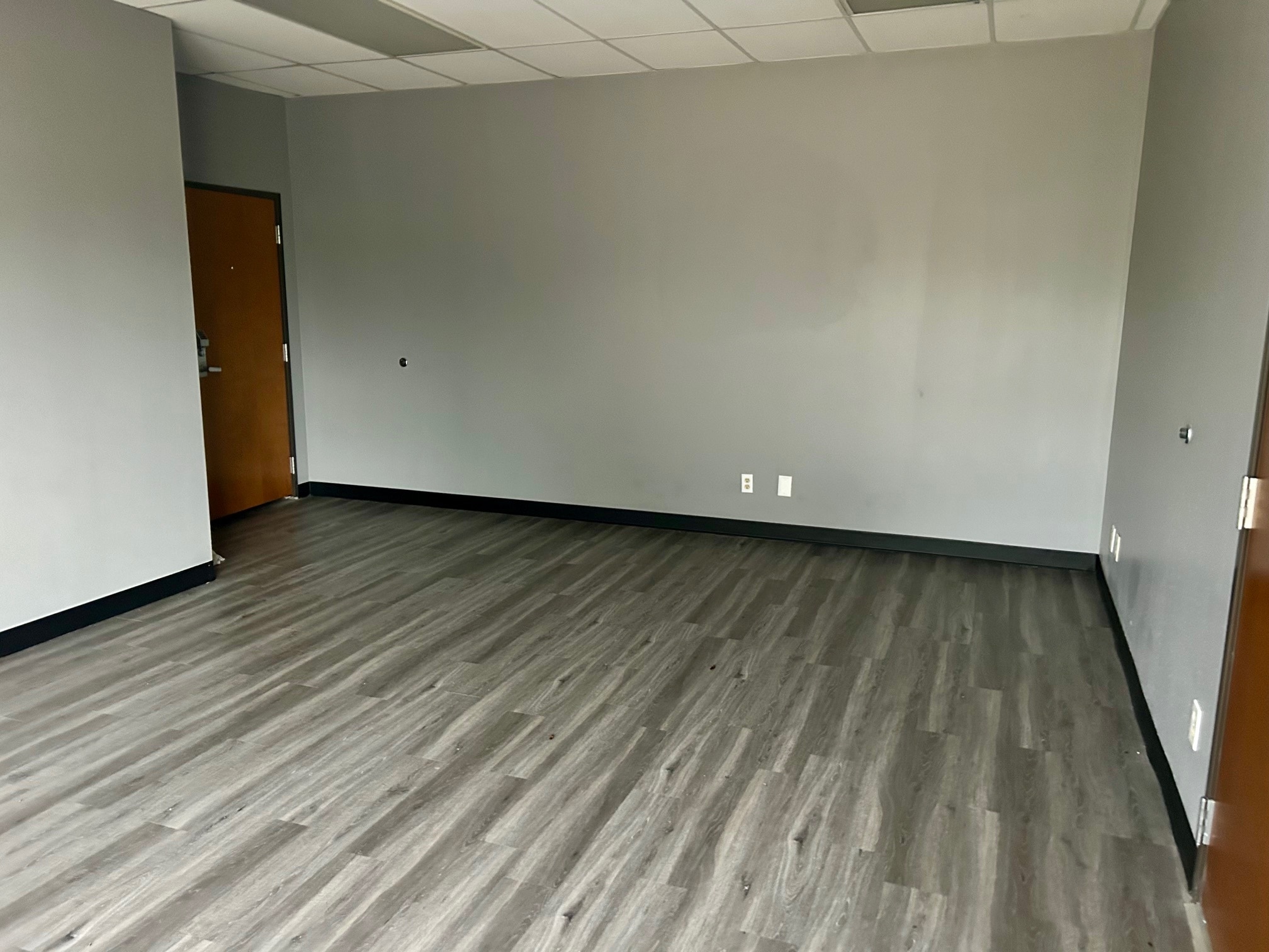 817 Greenview Dr, Grand Prairie, TX for lease Lobby- Image 1 of 10