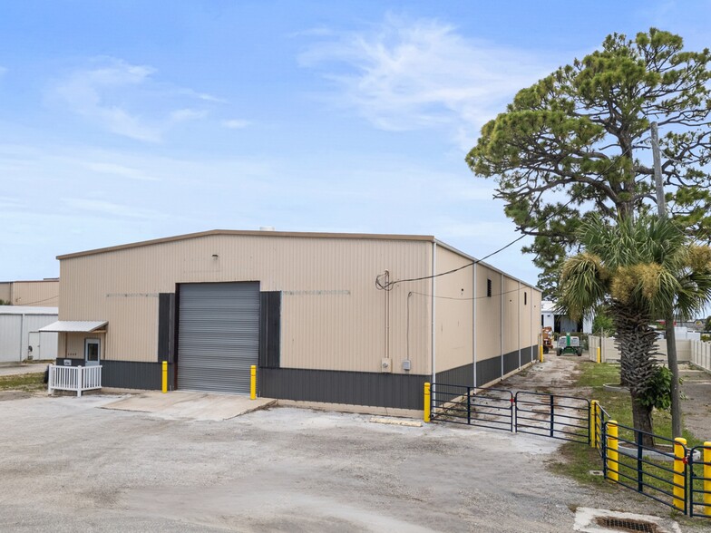 1725 Cogswell St, Rockledge, FL for lease - Primary Photo - Image 1 of 33