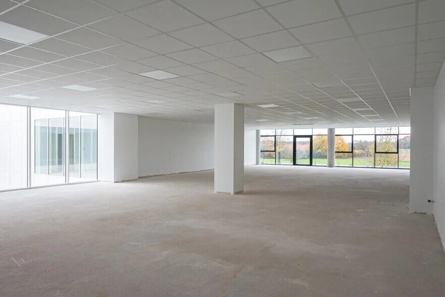 Office in Bourg-en-Bresse for lease - Building Photo - Image 2 of 69