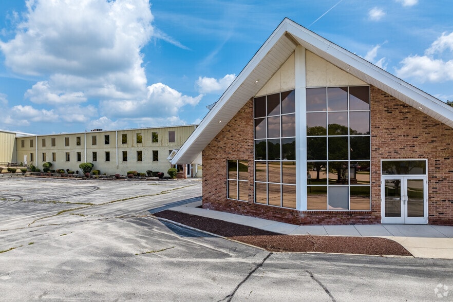 7900 W Tower Ave, Milwaukee, WI for lease - Building Photo - Image 1 of 33