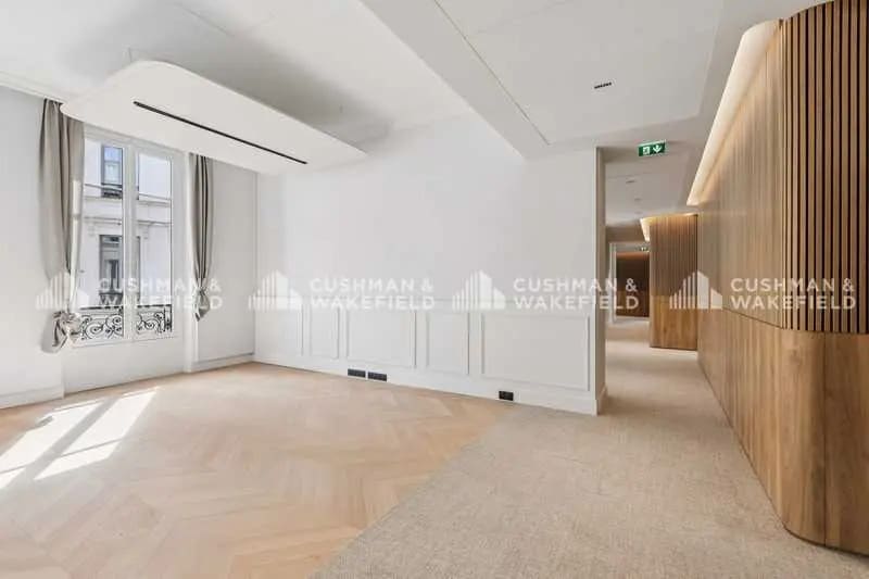 2 Place D'Estienne D'Orves, Paris for lease - Interior Photo - Image 2 of 18