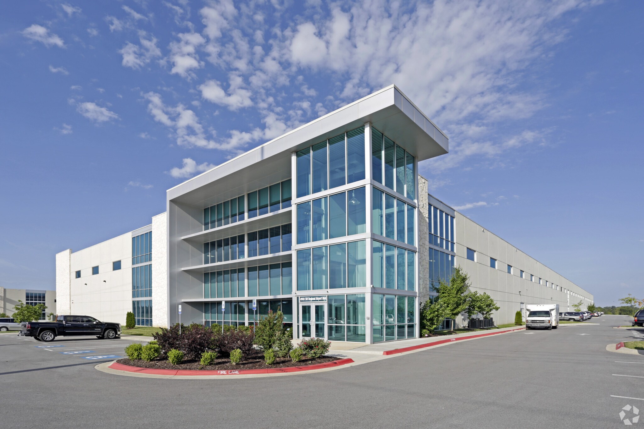 4900 SW Regional Airport Blvd, Bentonville, AR for lease Primary Photo- Image 1 of 8